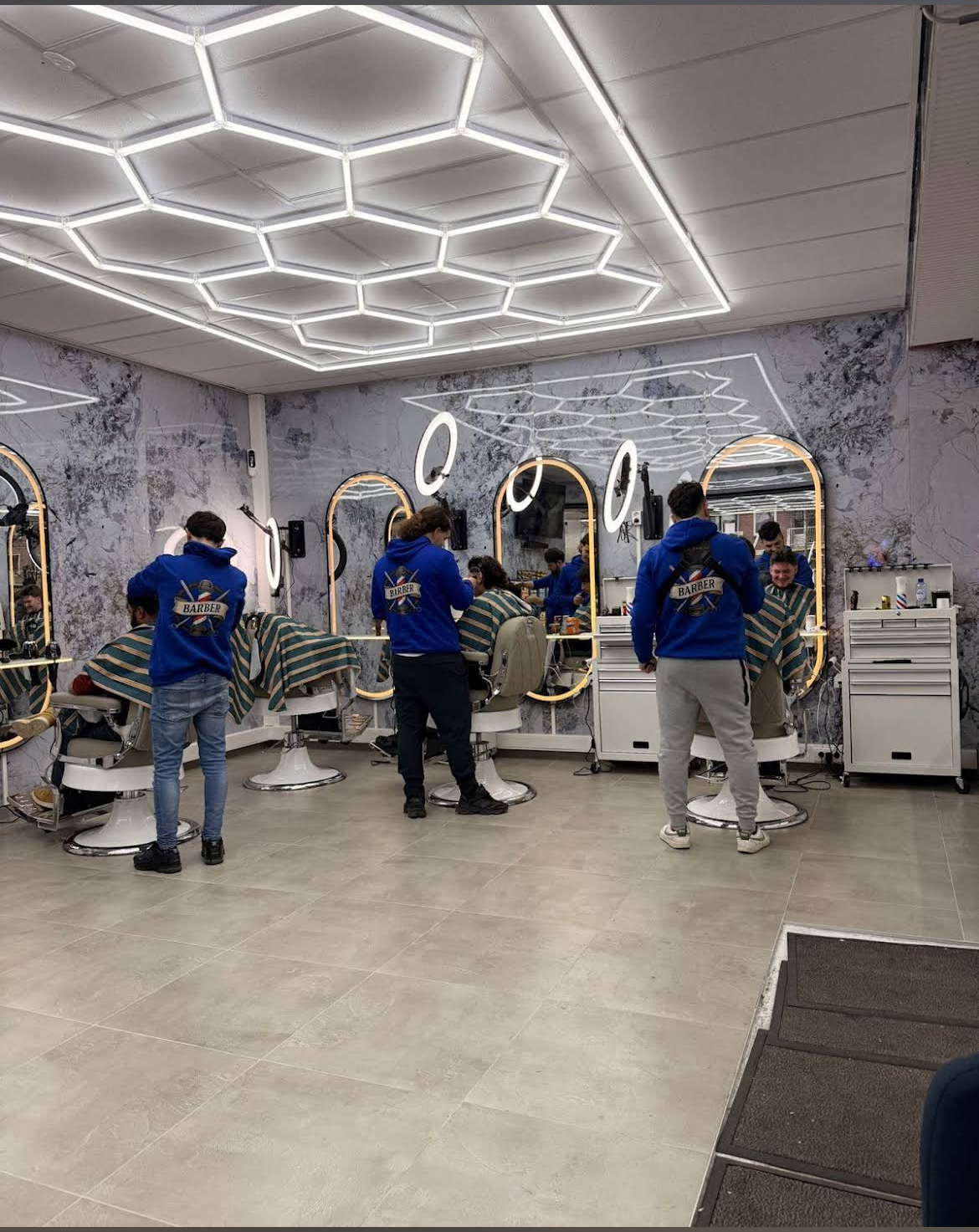 Interieur van Barbershop Talix in Den Haag met hexagonale verlichting